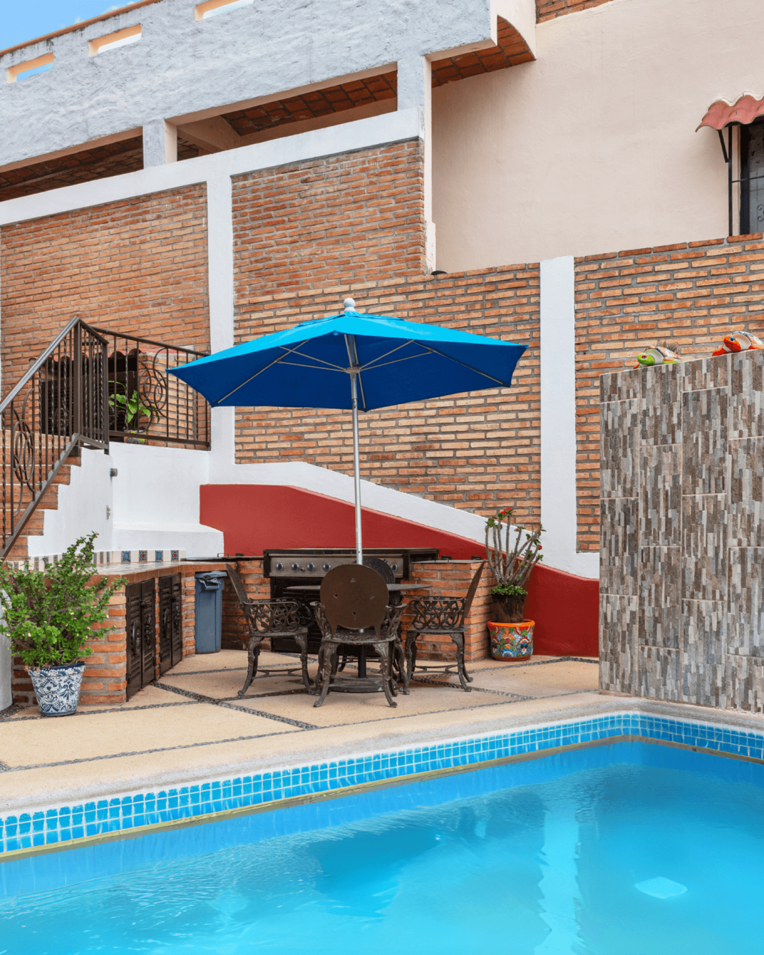 Outdoor BBQ grill and bar area with bóveda catalana ceiling